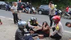 Kapolres Sukabumi Turun Langsung Membantu Korban Kecelakaan Lalulintas
